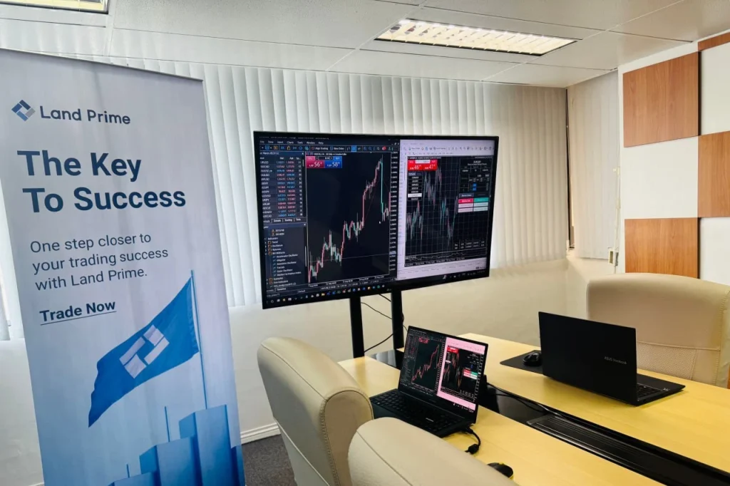 Land Prime Media 編集部のミーティング風景